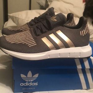 Swift Run Tennis Shoes